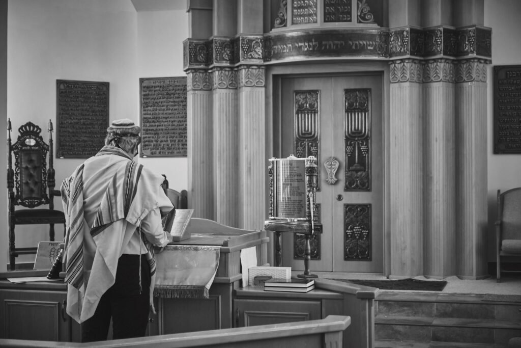 A man praying at the synagoge 